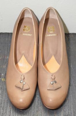 タッセル付ヒールパンプス